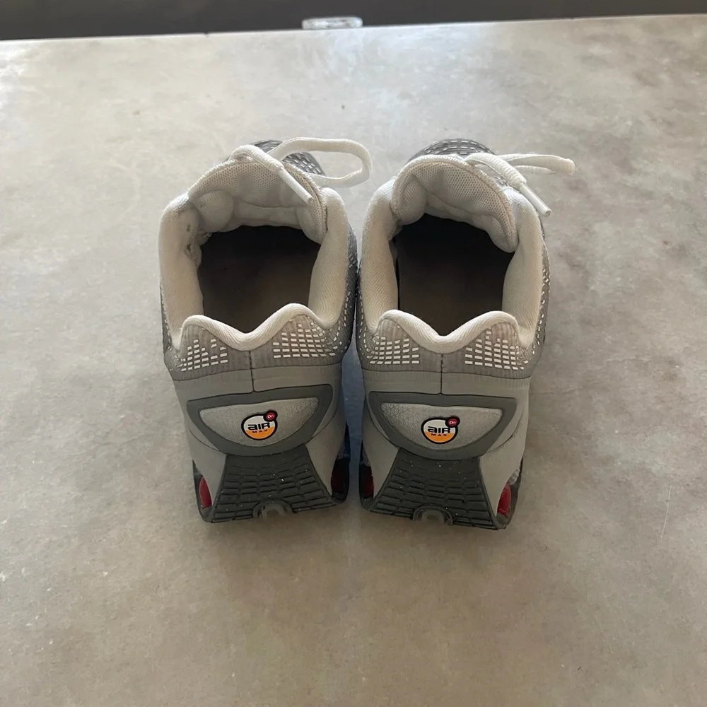 2,5 Big Kid's Nike Air Max DN Shoes Size / Smoke Grey/University Red HQ4873-002
